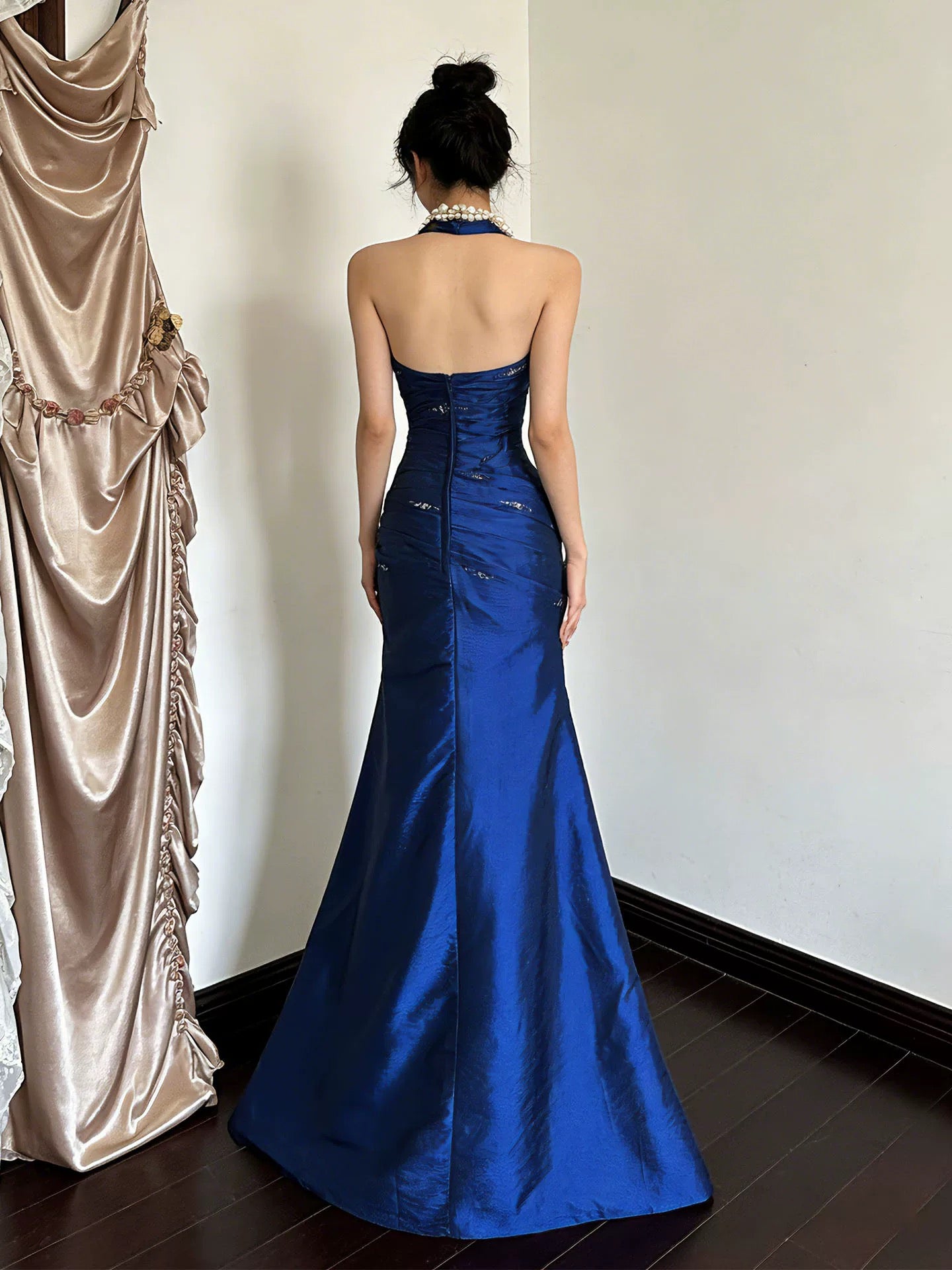 Elegantes, burgunderrotes, langes Meerjungfrauen-Neckholder-Abendkleid aus Satin, perfekt für Abschlussball und Tanz N529