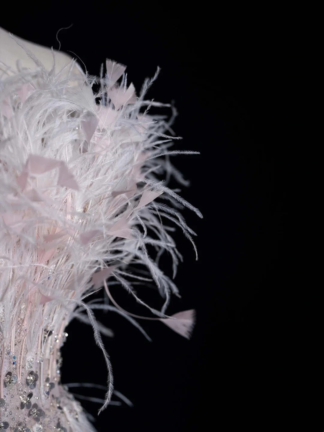 Robe de mariée civile fourreau bustier blanc à sequins et fente ornée de plumes, coupe ajustée N613