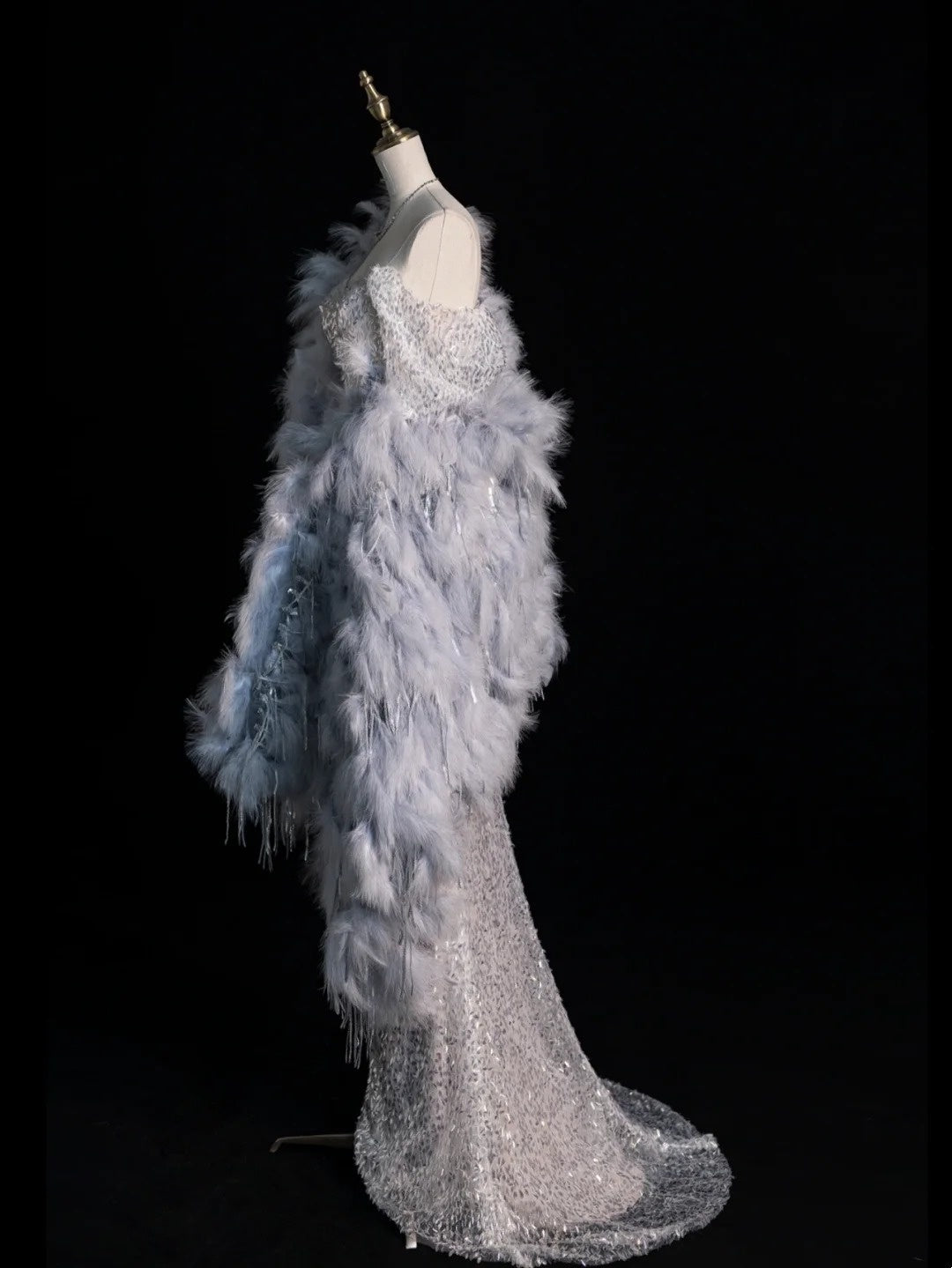 Robe de bal longue de soirée féérique à sequins gris argentés, bustier plissé et cape à plumes, style sirène, modèle N615
