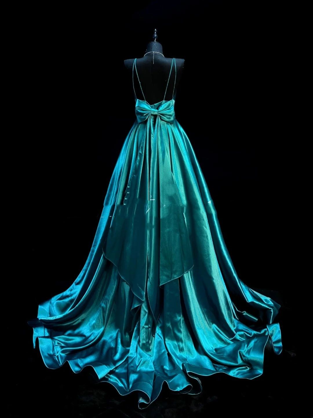 Elegantes, langes, blaues Satin-Abendkleid mit Spaghettiträgern in A-Linie, perfekt für Partys, Balls und Hochzeiten (Modell N910)