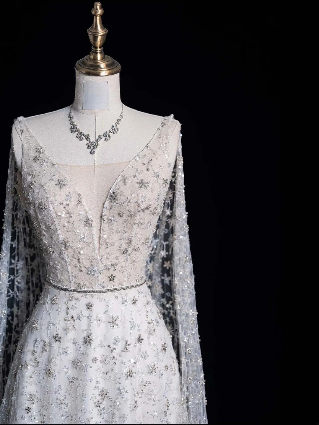 Robe de mariée longue en tulle blanc, coupe trapèze, décolleté en V et cape, style féerique, idéale pour l'automne (N520)