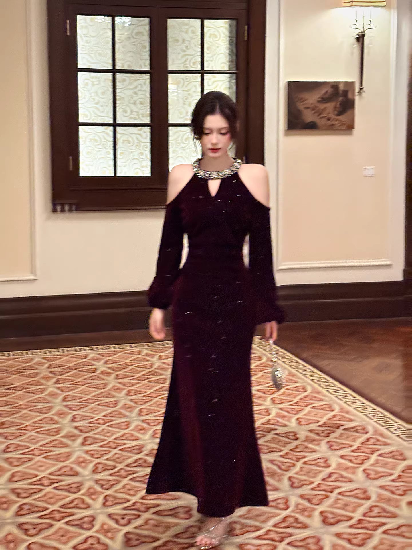 Robe de bal sirène sexy en velours bordeaux à col bijou, manches longues et longueur cheville, idéale pour un mariage ou un 22e anniversaire (AB2499)