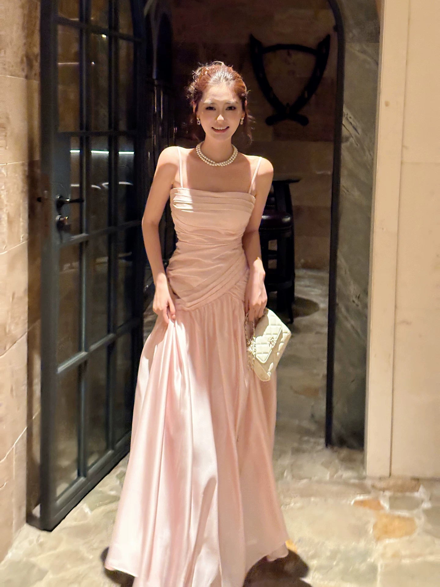 Robe de bal longue plissée en satin rose satiné à fines bretelles, style sirène élégante. Tenue idéale pour une remise de diplôme, un anniversaire ou les fêtes (N083).