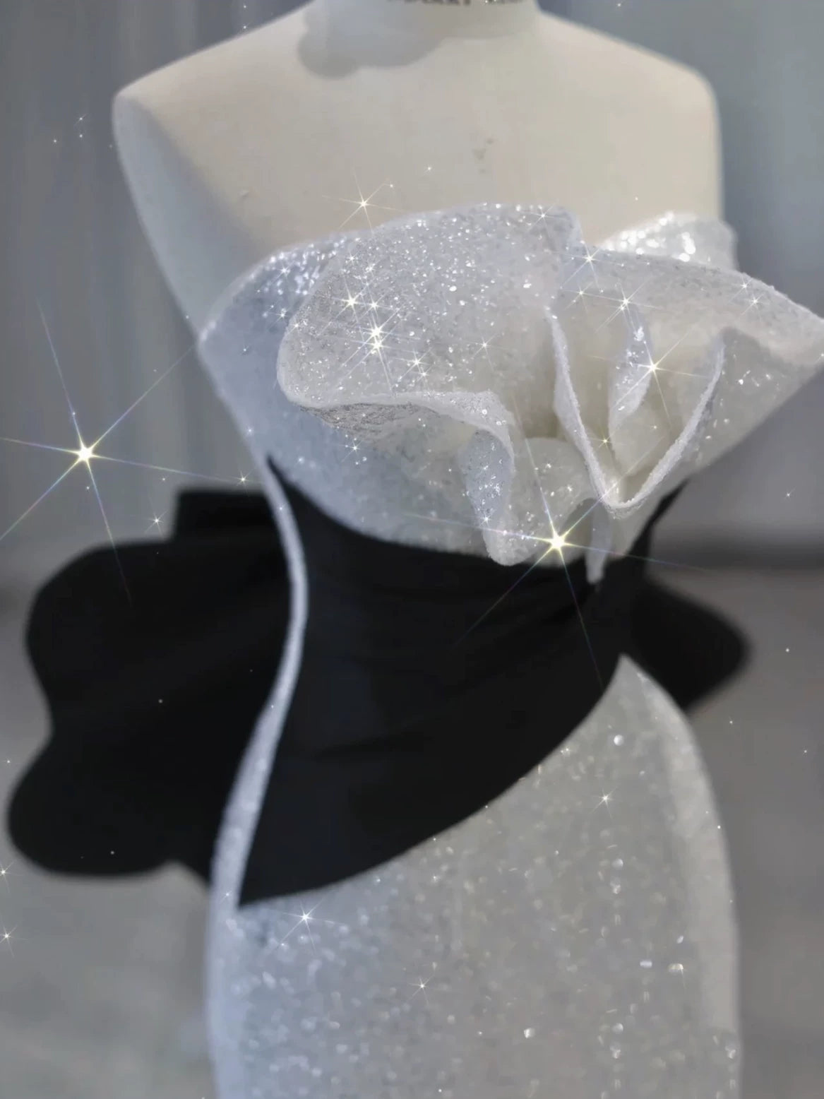 Robe de bal sirène élégante sans bretelles à sequins blancs, inspiration robe de soirée longue pour un 19e anniversaire AB2306