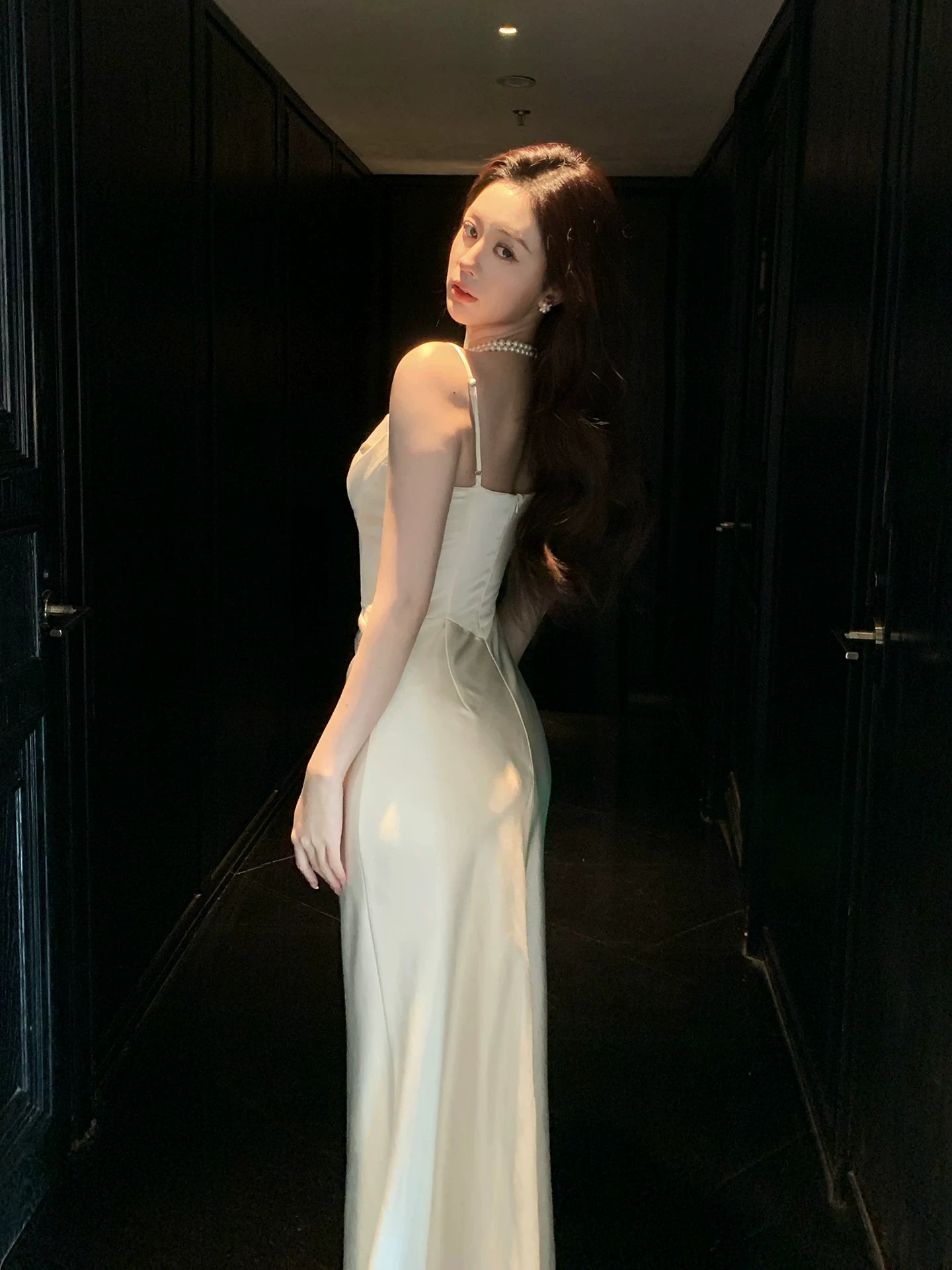 Robe de bal sirène élégante à fines bretelles en satin ivoire, longueur cheville, idéale pour une soirée d'anniversaire ou une fête de 17 ans (AB2457)