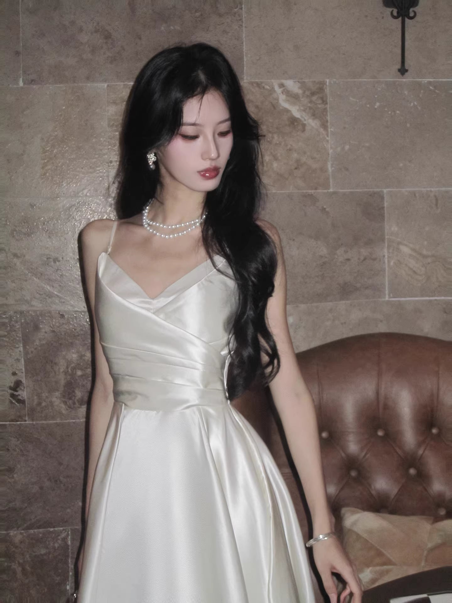 Robe de bal longue en satin ivoire, coupe trapèze, bretelles spaghetti, style modeste, idéale pour un mariage ou un 20e anniversaire (AB2495)