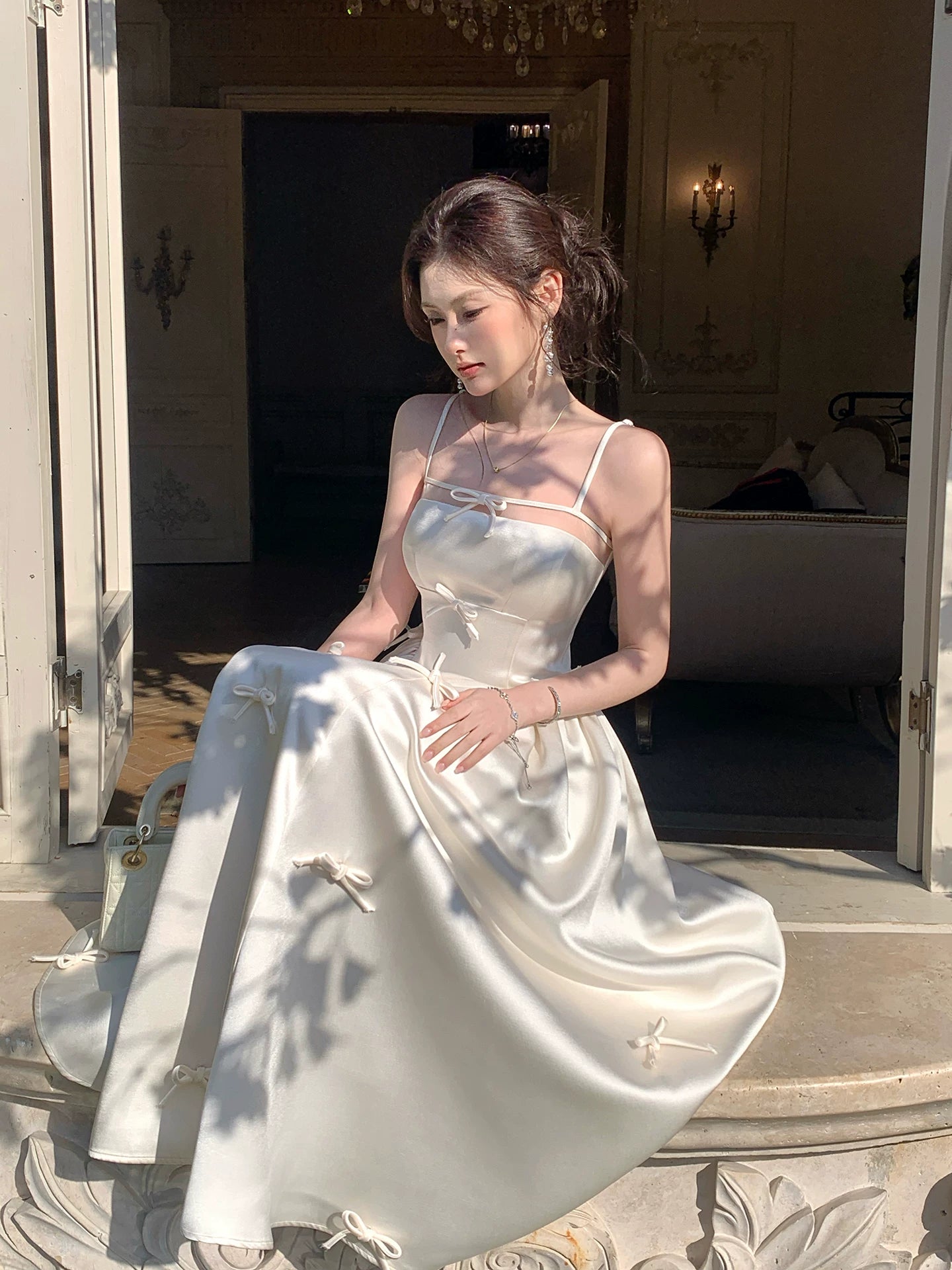Robe de bal modeste en satin ivoire à fines bretelles et coupe trapèze, idéale pour un mariage, une fête d'anniversaire ou pour un 20e anniversaire (AB2431)