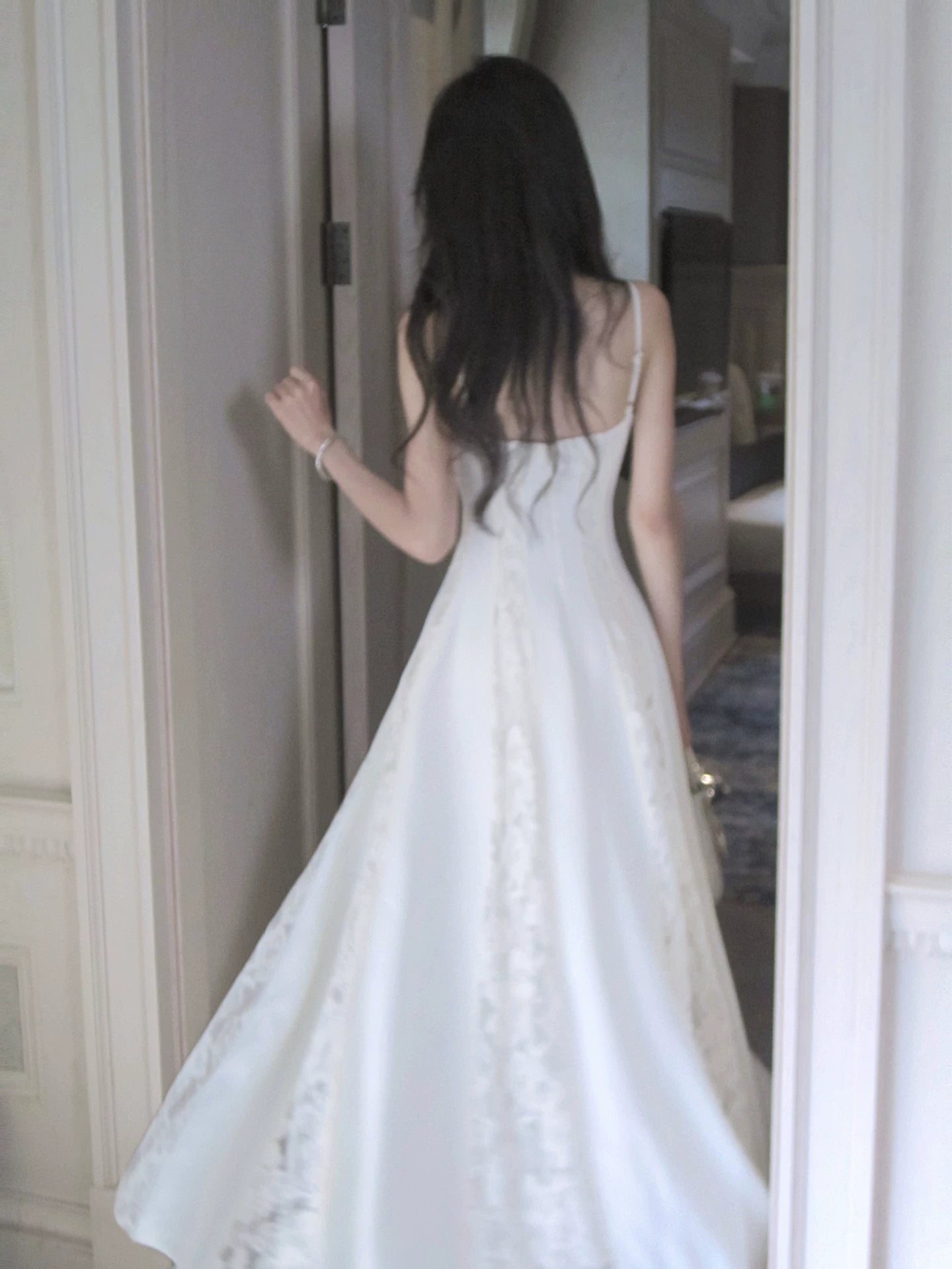 Robe de bal longue plissée en dentelle blanche, élégante, à fines bretelles spaghetti et coupe trapèze. Tenue idéale pour une remise de diplôme ou un anniversaire (N093).