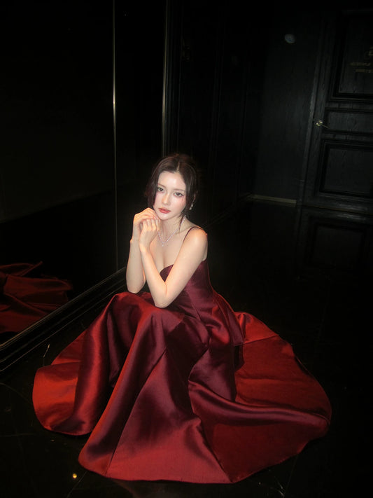Elegantes, bordeauxrotes Satin-Abendkleid mit Spaghettiträgern in A-Linie, auch als Hochzeitsgastkleid oder Outfit für den 20. Geburtstag geeignet (AB2429).