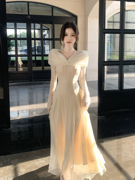 Elegantes, schulterfreies, weißes Spitzenkleid mit langen Ärmeln, auch als Ballkleid, Hochzeitsgastkleid oder Geburtstagskleid geeignet (AB2440)