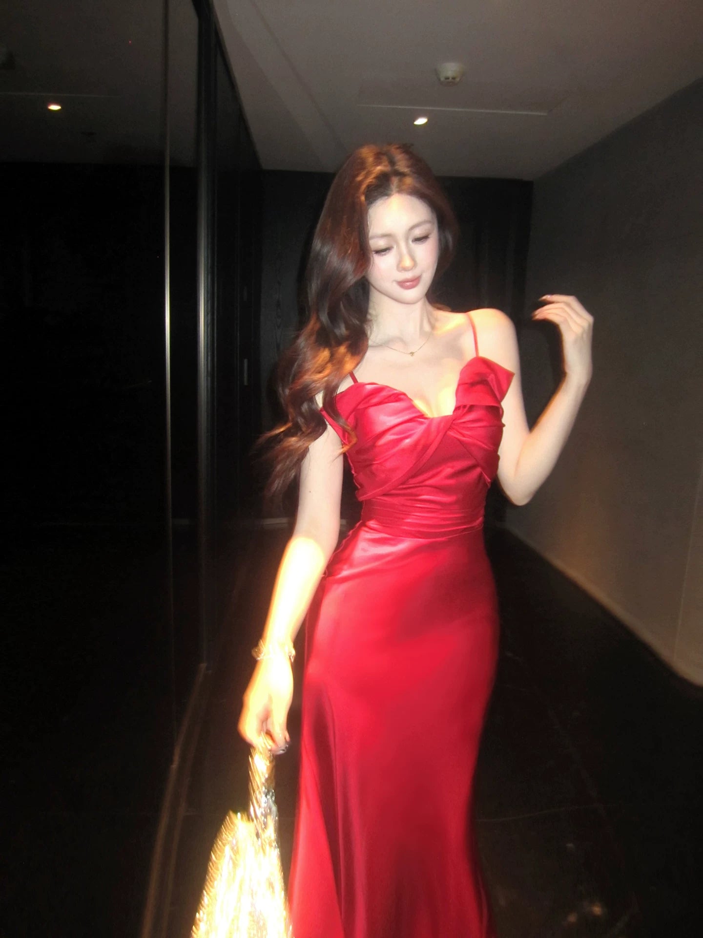 Robe de bal sirène élégante en satin rouge à fines bretelles, longueur cheville, idéale pour une soirée d'anniversaire ou un 17e anniversaire (AB2459)