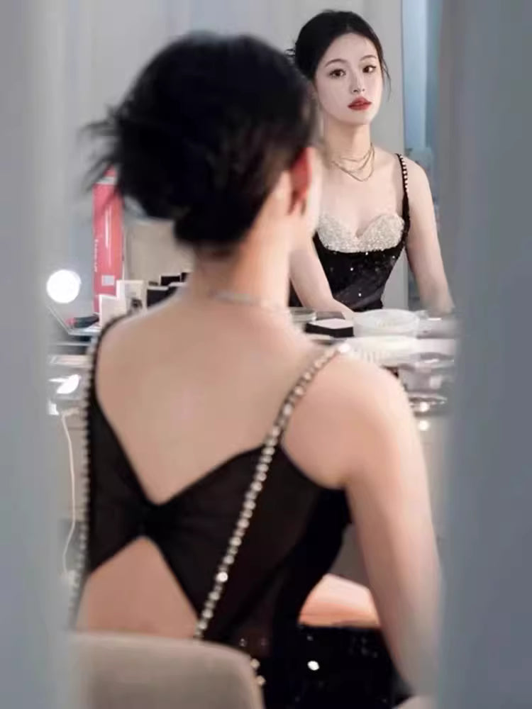 Robe de bal longue sirène glamour à fines bretelles et sequins bordeaux, idéale pour une soirée d'anniversaire (20 ans), AB2245