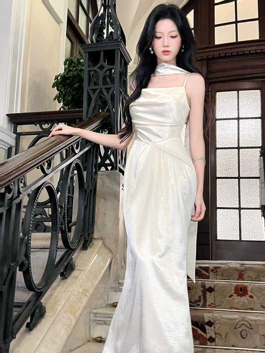Elegantes, elfenbeinfarbenes Satin-Abendkleid mit Spaghettiträgern und passendem Schal, auch als Ballkleid, Hochzeitsgastkleid oder Outfit für den 16. Geburtstag geeignet (AB2449)
