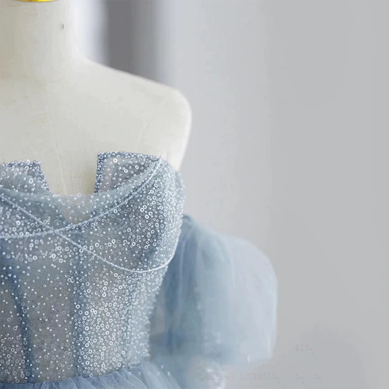 Elegantes, schulterfreies Ballkleid aus staubblauem Tüll – Inspiration für lange Party- und Abendkleider, Outfits zum 20. Geburtstag AB2331