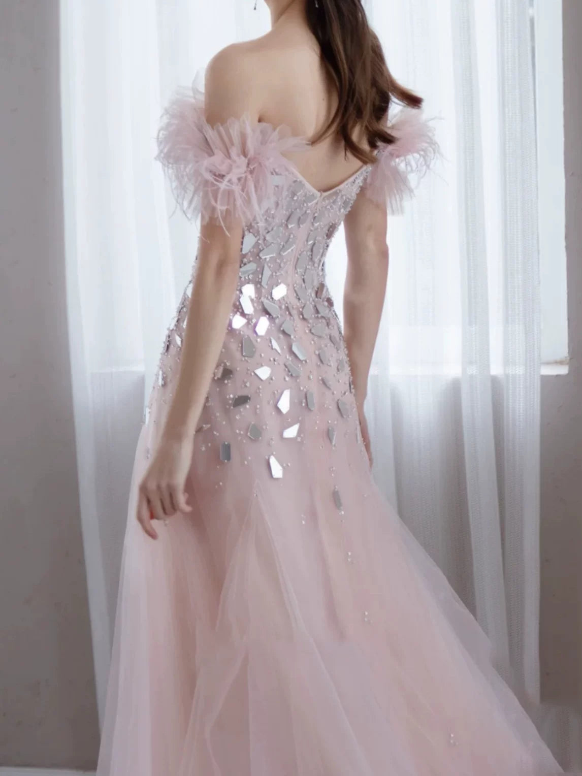 Elegantes Meerjungfrauen-Abendkleid aus rosa Tüll mit schulterfreiem Schnitt – Inspiration für lange Partykleider und Outfits zum 19. Geburtstag AB2304
