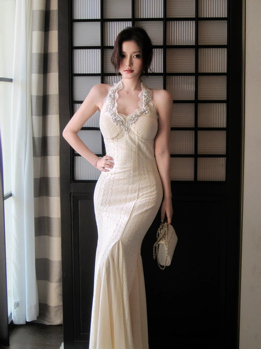 Elegantes Meerjungfrauen-Neckholderkleid aus elfenbeinfarbener Spitze, auch als Ballkleid, Hochzeitsgastkleid, Outfit für den 18. Geburtstag oder andere festliche Anlässe geeignet (AB2424).