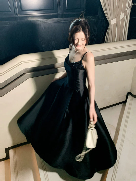 Elegantes schwarzes Satin-Abendkleid mit Spaghettiträgern in A-Linie, auch als Hochzeitsgastkleid oder Outfit für den 16. Geburtstag geeignet (AB2428).