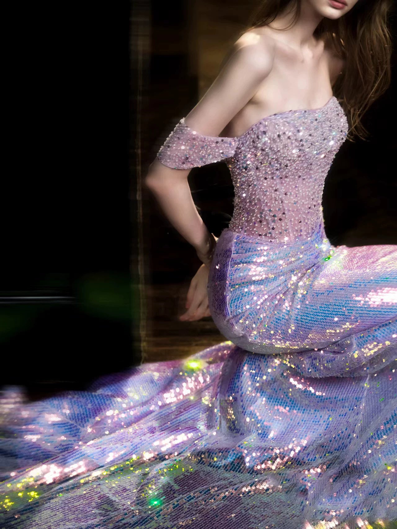 Elegantes Meerjungfrauen-Abendkleid mit schulterfreiem Schnitt, lila Pailletten – Inspiration für lange Partykleider und Outfits zum 19. Geburtstag AB2305