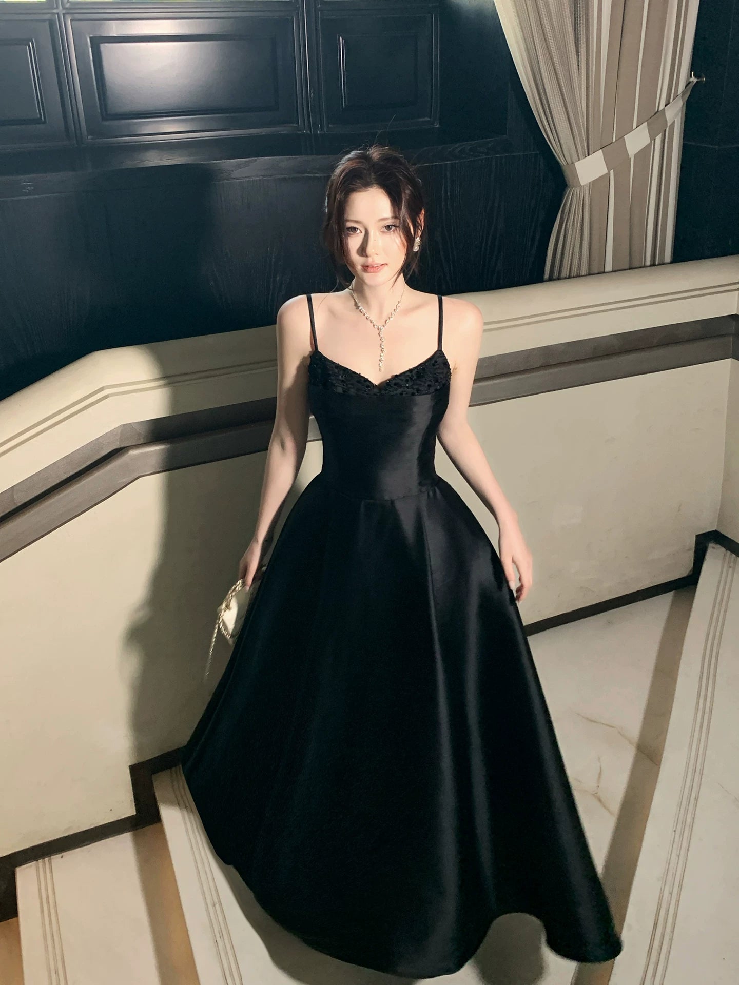 Robe de bal noire en satin, coupe trapèze, bretelles spaghetti, style modeste, idéale pour un mariage ou une fête d'anniversaire (16 ans) AB2428