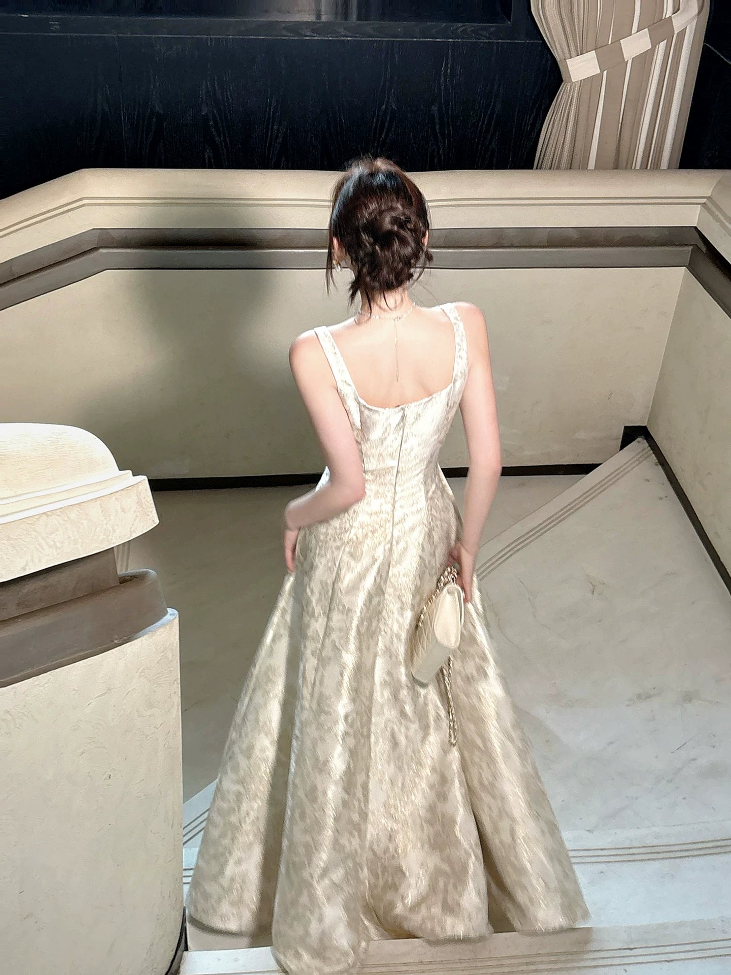 Robe de bal élégante en satin fleuri, coupe trapèze, col carré, longueur cheville, idéale pour une soirée d'anniversaire ou un 16e anniversaire (AB2415)