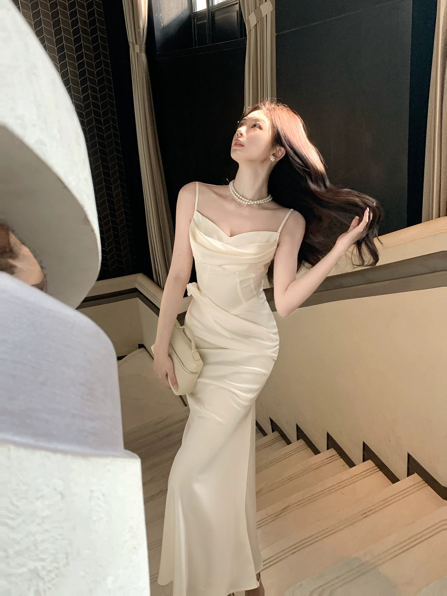 Robe de bal sirène modeste à fines bretelles en satin ivoire, idéale pour un mariage, une soirée d'anniversaire ou une fête de 18 ans (AB2425)