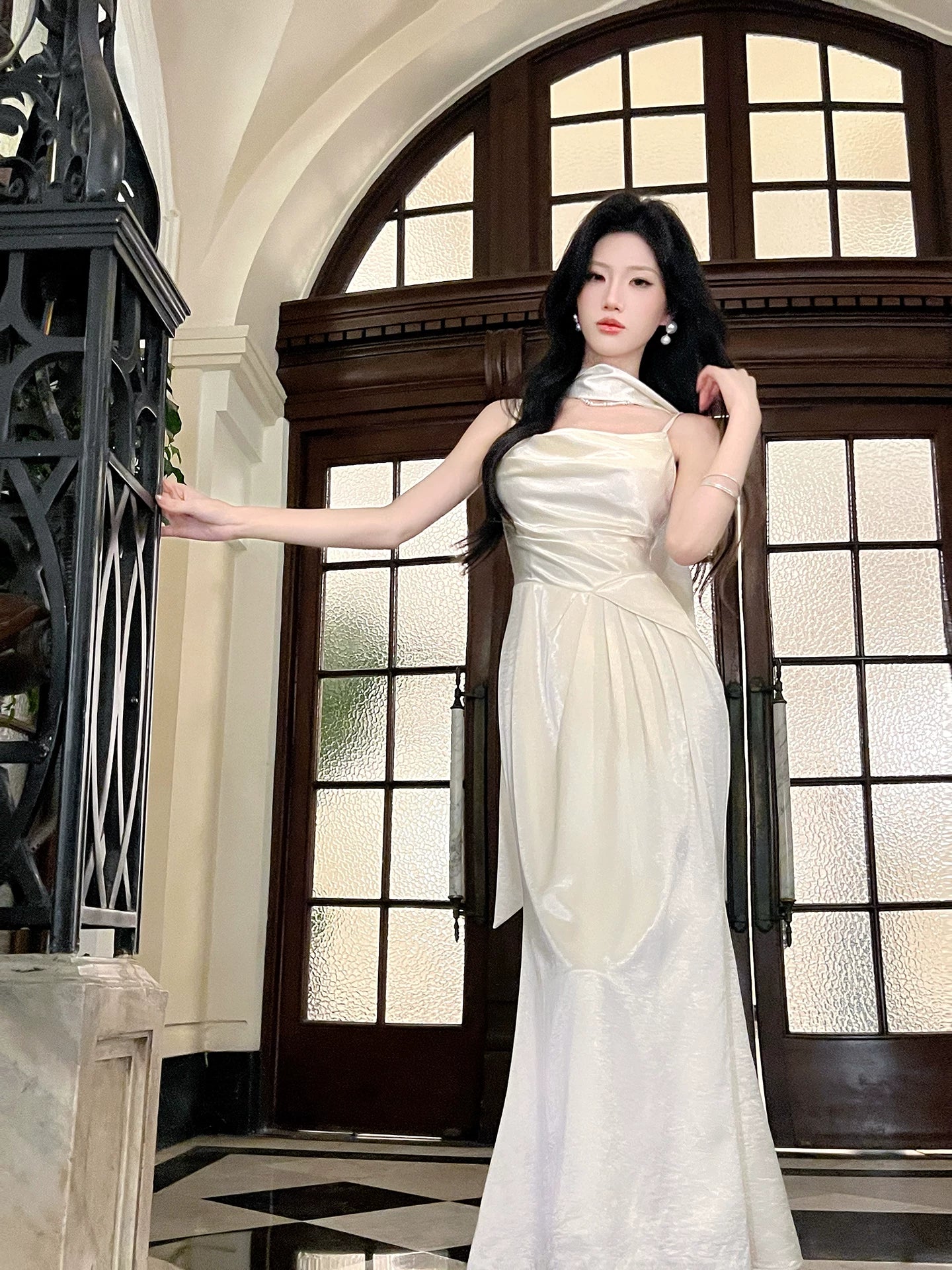 Robe de bal longue en satin ivoire, coupe trapèze, bretelles spaghetti, avec foulard, idéale pour un mariage ou un anniversaire (AB2449).