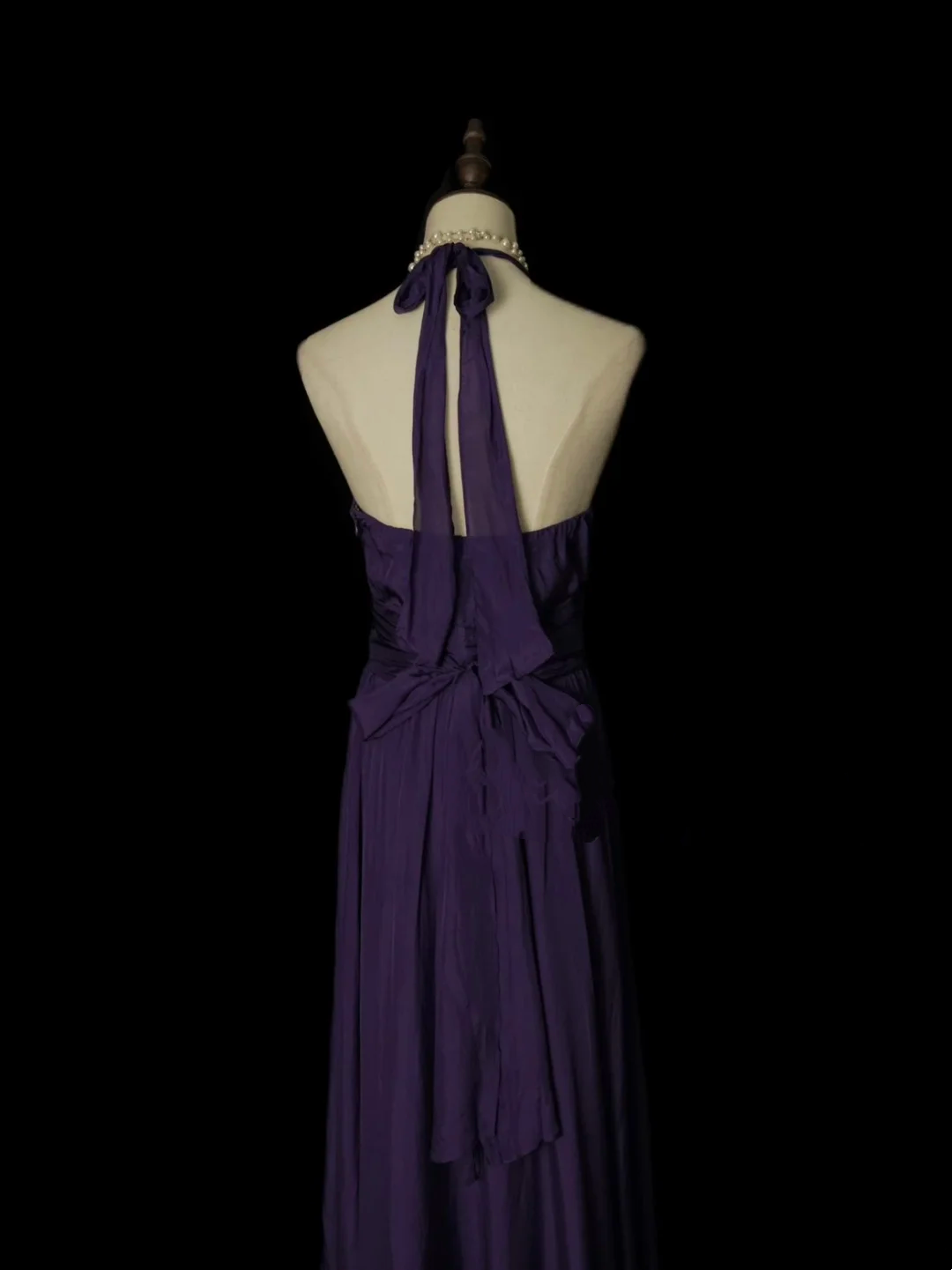 Idées de robes de bal longues en mousseline de soie couleur raisin, coupe trapèze, col en V et plis, avec décolleté dos nu. Inspiration pour robes de soirée formelles pour femmes OB004