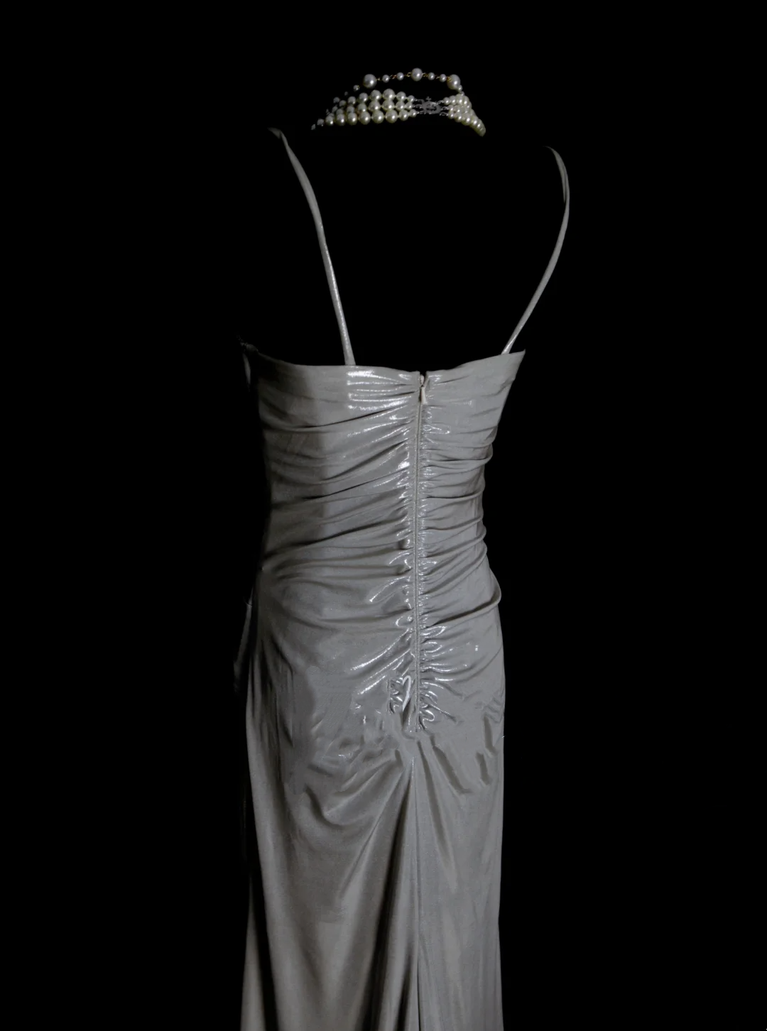 Robe de bal longue en satin gris argenté, coupe trapèze, bretelles spaghetti et plis - Inspiration robe de soirée formelle pour femme OB006