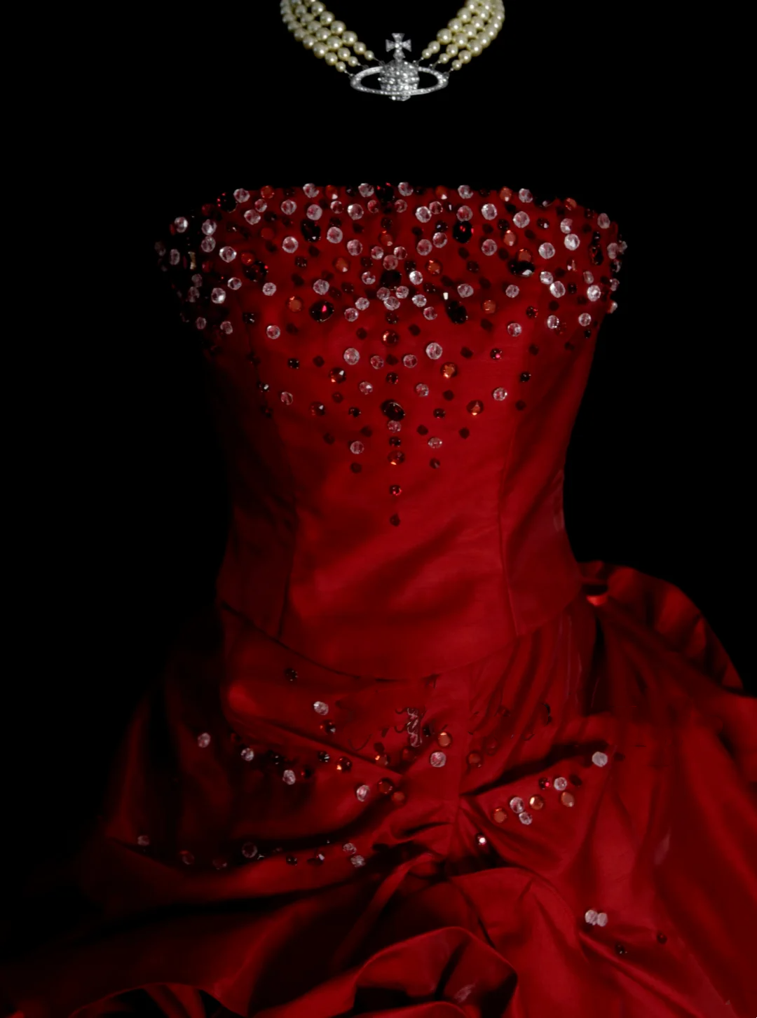 Robe de bal bustier unique en satin rouge bordeaux à plusieurs volants, robe de quinceañera longue pour les 15 ou 16 ans (OB010)