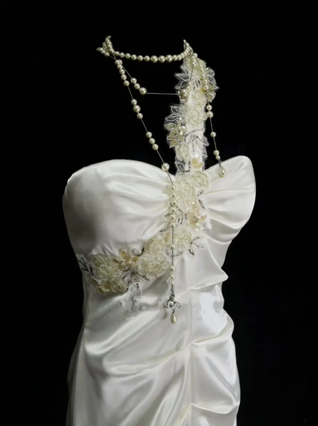 Elegantes, schlichtes Brautkleid im Meerjungfrauenstil mit One-Shoulder-Schnitt und Blumenmuster, erhältlich in kleinen und großen Größen (OB017)