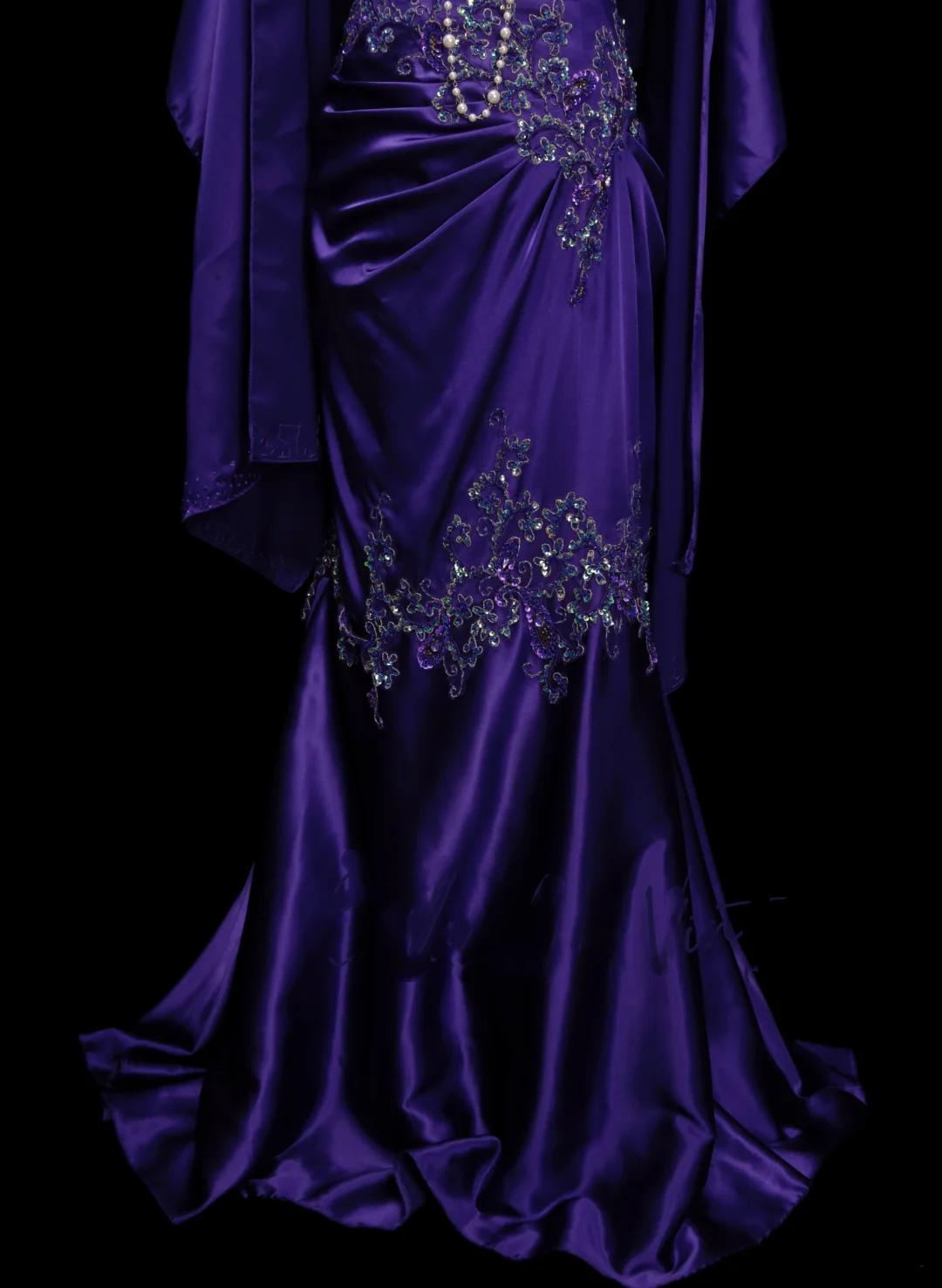 Elegantes, trägerloses Meerjungfrauen-Abendkleid aus lila Satin mit Applikationen und Perlenstickerei – ein trendiges Partykleid für Damen (OB026)