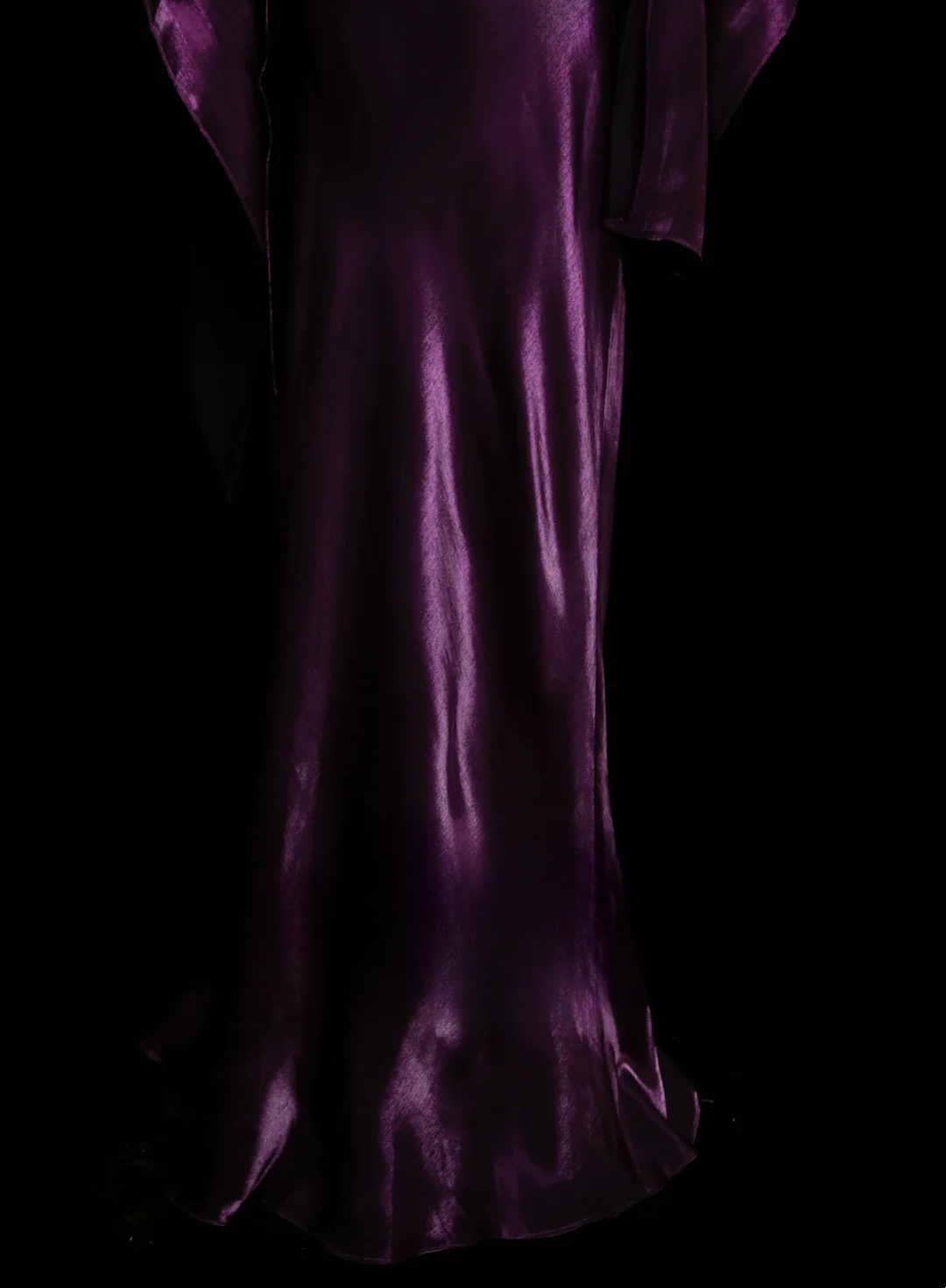 Robe de bal longue sirène chic et élégante en satin violet à fines bretelles et cape, référence OB032