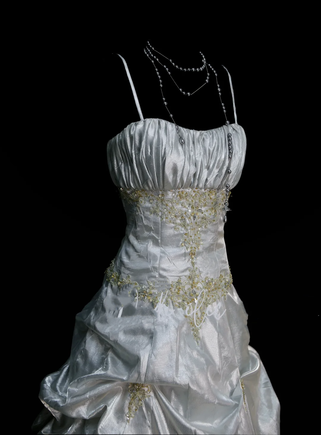 Robe de bal chic à fines bretelles argentées plissées avec corsage orné de perles, robe de soirée longue, tenue pour un 18e anniversaire, robe de remise de diplôme OB043