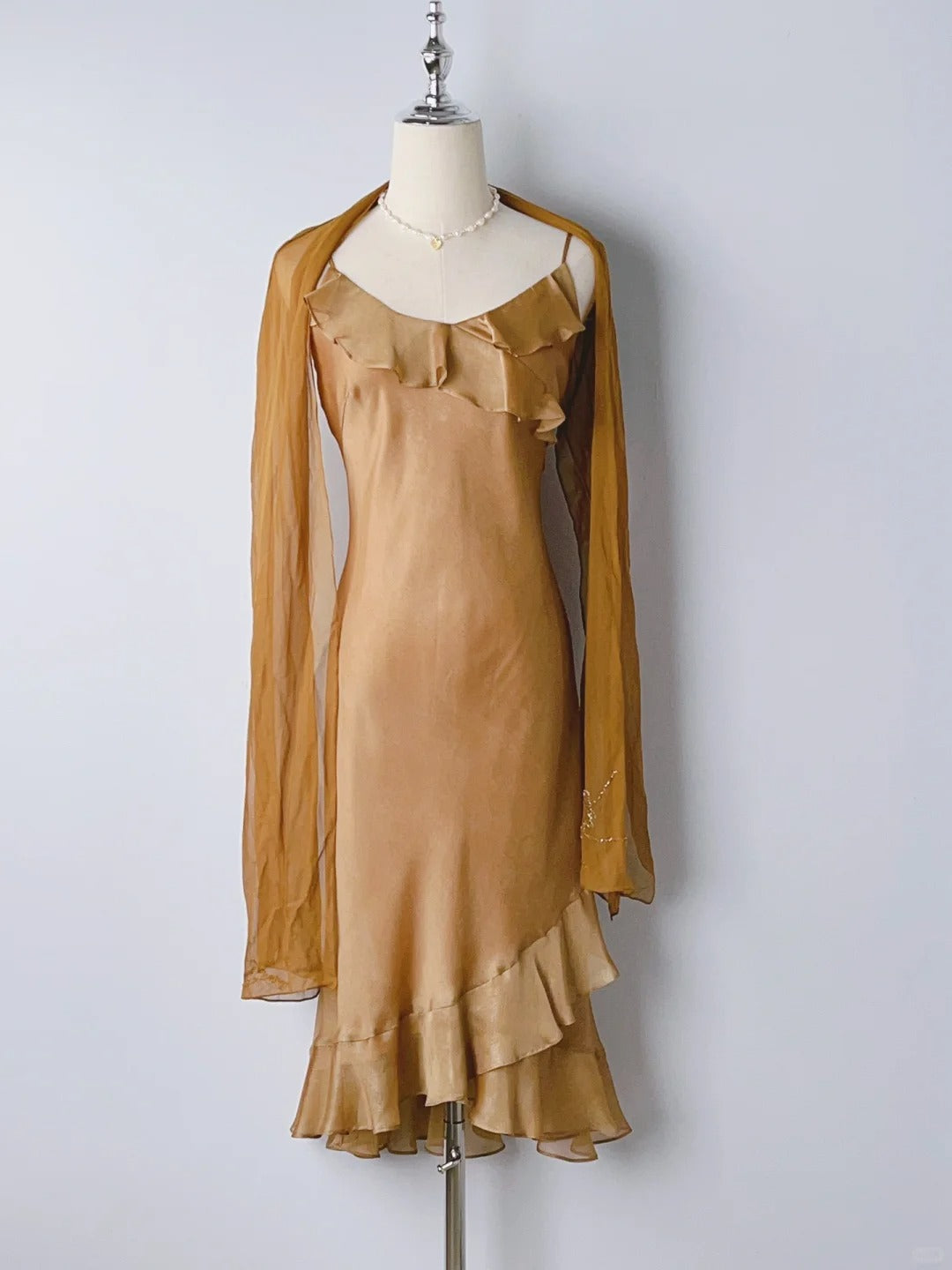 Vintage Etuikleid mit Spaghettiträgern, goldfarben, Teelänge, mit Rüschen, Ballkleider, festliche Outfits RB3902