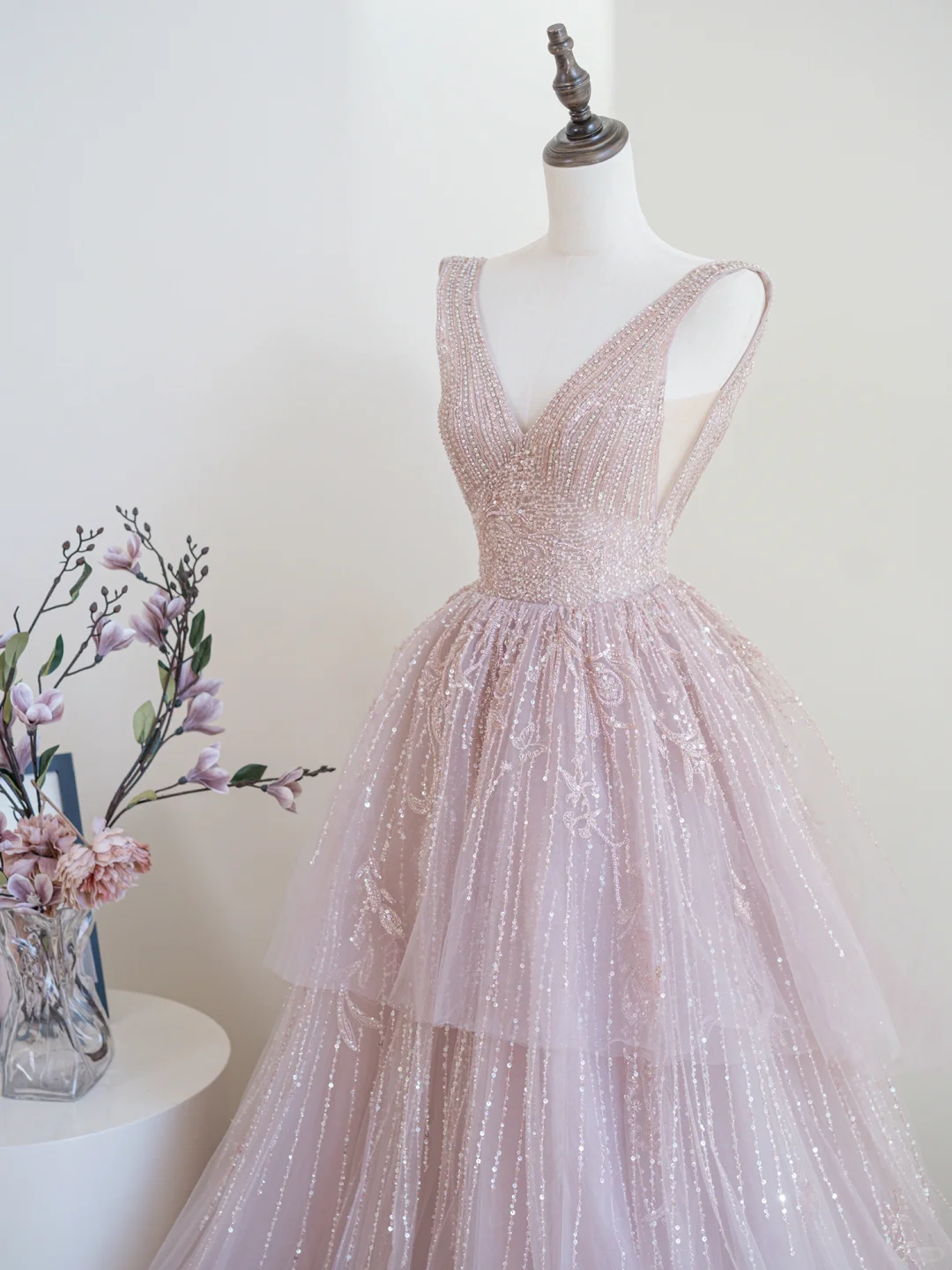 Glänzendes Ballkleid mit tiefem V-Ausschnitt und rosa Pailletten, lange Ballkleider, beeindrucken, Outfits zum 19. Geburtstag, Ballkleid RB1900