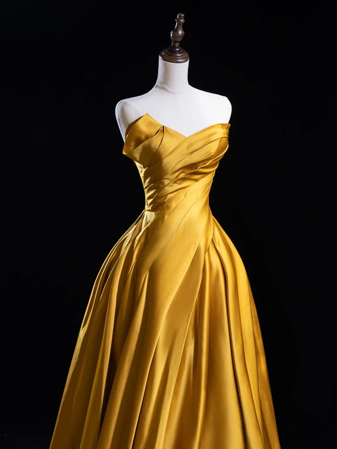 Schickes Ballkleid mit herzförmigem Ausschnitt und goldenen Satinrüschen, Abschlussballkleider für Senioren, ästhetische Ballkleider, formelle Outfits, Abschlusskleid RB1939
