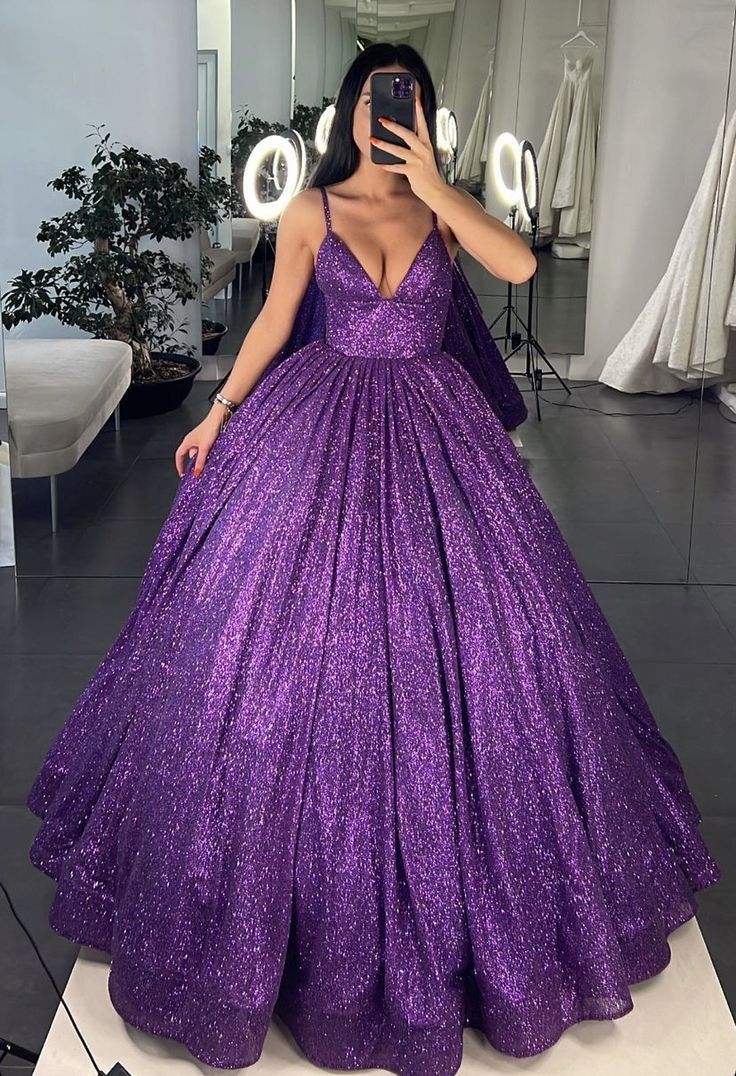 Schlichtes Ballkleid mit Spaghettiträgern, Pailletten in Traubenoptik, langes Ballkleid, Inspiration, formelles Kleid RB2074