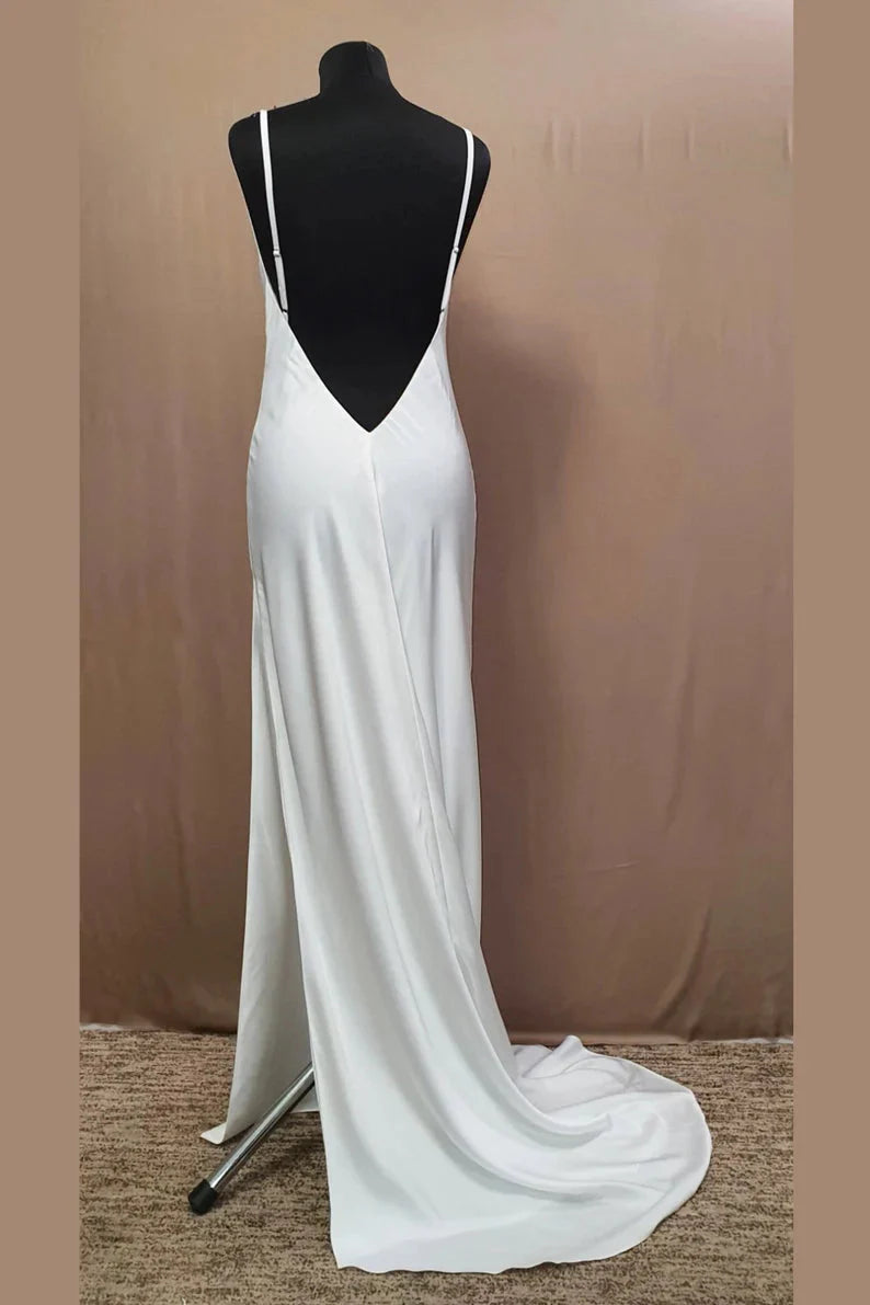 Robe de demoiselle d'honneur longue en satin violet poudré à col bénitier et fente RF0426