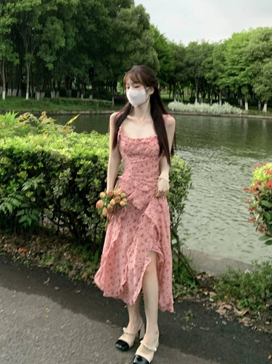 Süßes rosa bedrucktes Chiffon-Trägerkleid in französischer Teelänge RF0604