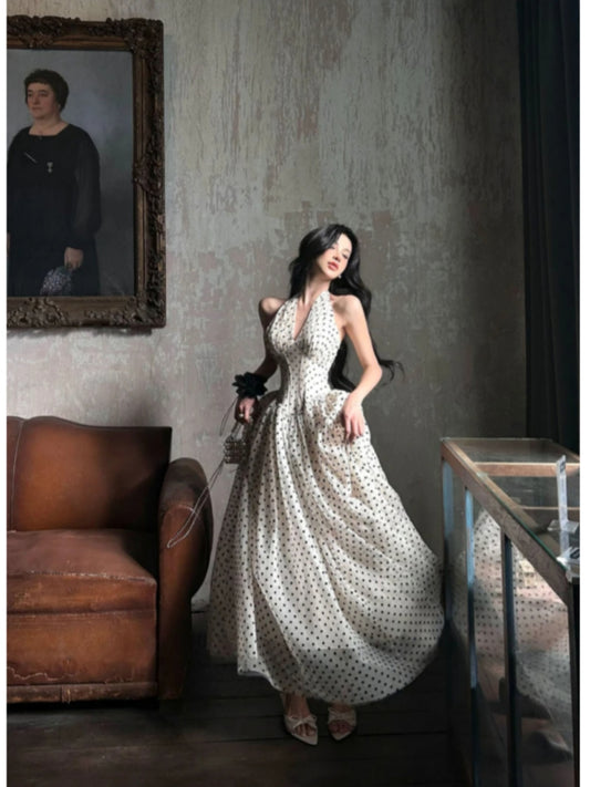 Glamouröses Chiffonkleid mit Neckholder und V-Ausschnitt und Punkten RF0644