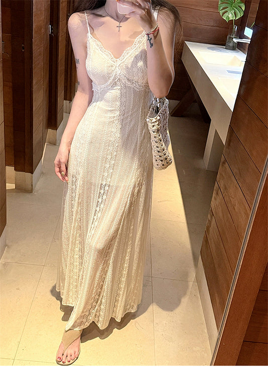 Elegantes weißes Sommerkleid mit Spaghettiträgern und V-Ausschnitt und Spitze RF0648