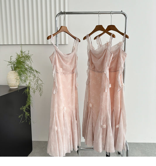 Atemberaubendes Etuikleid aus Chiffon mit bedruckten Trägern in Altrosa RF0650