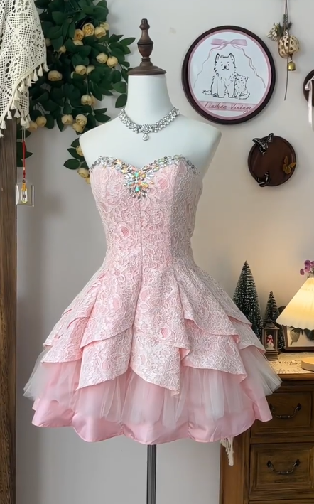 Elegantes rosa trägerloses A-Linien-Abendkleid aus Spitze, kurzes Homecoming-Kleid RF0724