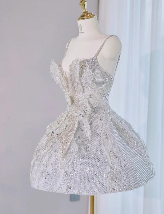 Atemberaubendes silbernes A-Linien-Abendkleid mit Spaghettiträgern, Spitze und Perlen, kurzes Ballkleid, Homecoming-Kleid mit Schleife RF0749