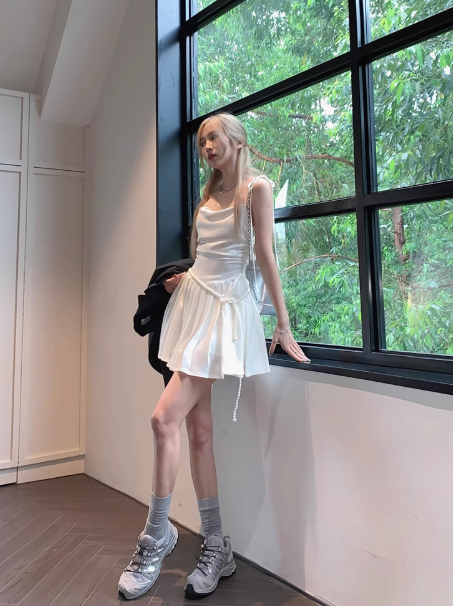Modisches weißes Spaghettiträger-A-Linien-Chiffon-Sommer-Kurzkleid RF0776