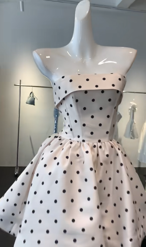 Süßes trägerloses weißes A-Linie Polka Dot Satin kurzes Partykleid Homecoming Kleider RF0819