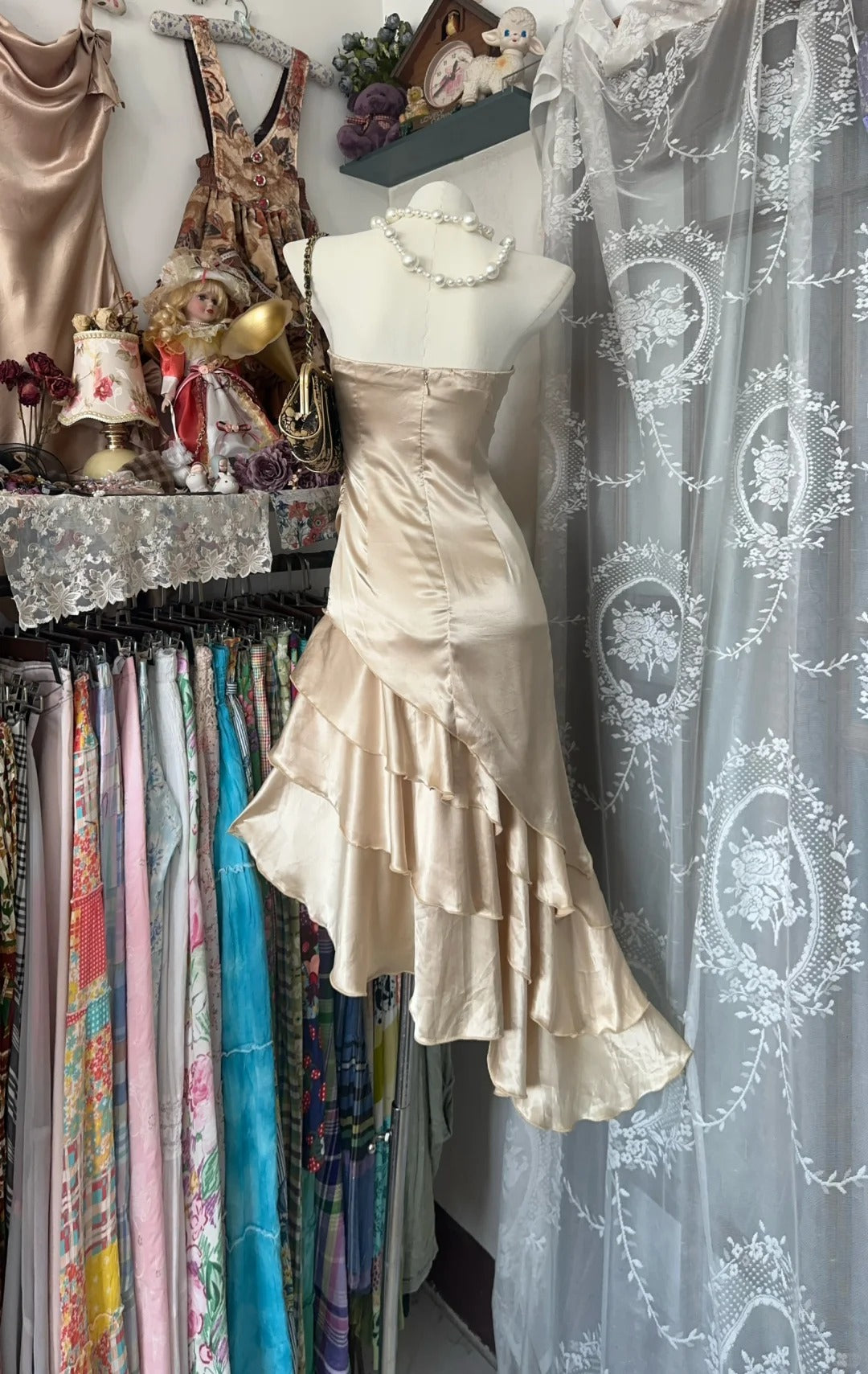 Elegantes Champagner-trägerloses, figurbetontes Satin-Kurzpartykleid mit Homecoming-Kleid RF0820
