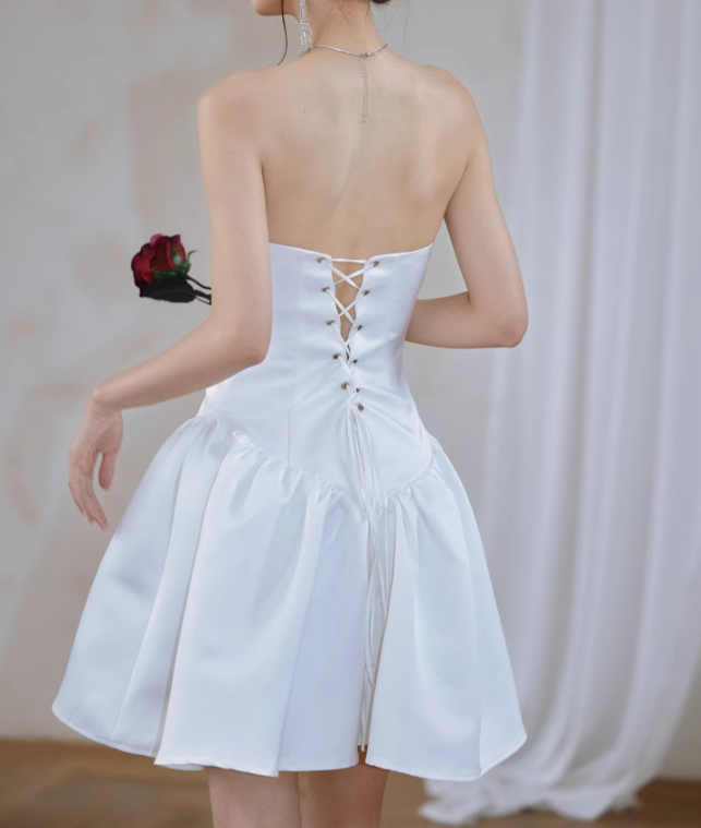 Atemberaubende weiße trägerlose A-Linie Satin kurze Partykleider Sweet 16 Geburtstag Abendkleider RF0855