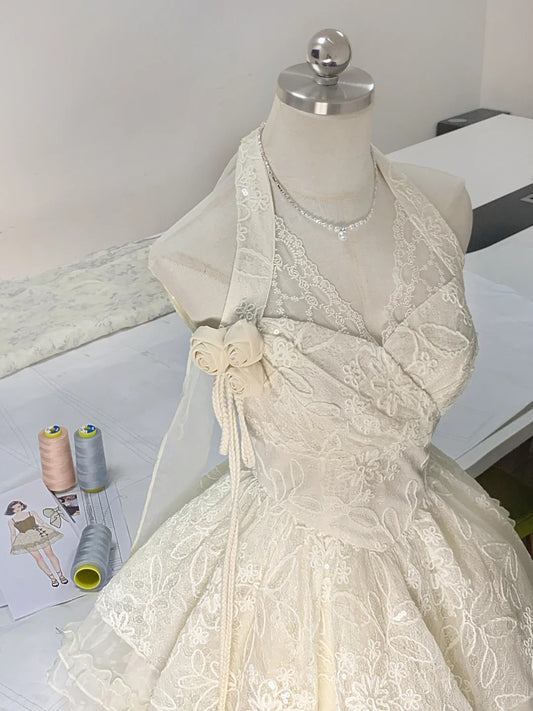 Elegantes weißes Neckholder-A-Linien-Kurzballkleid mit Tüllspitze und offenem Rücken RF0866
