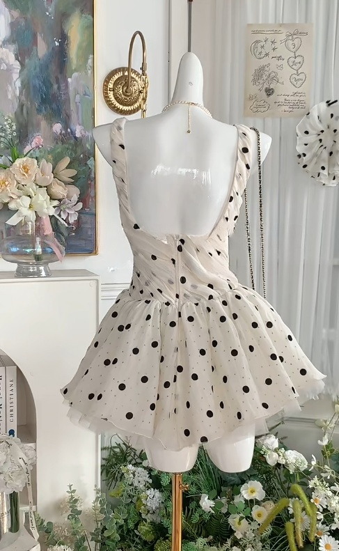 Stilvolles weißes A-Linien-Partykleid aus Tüll mit quadratischem Ausschnitt und gepunktetem Muster und offenem Rücken RF0881